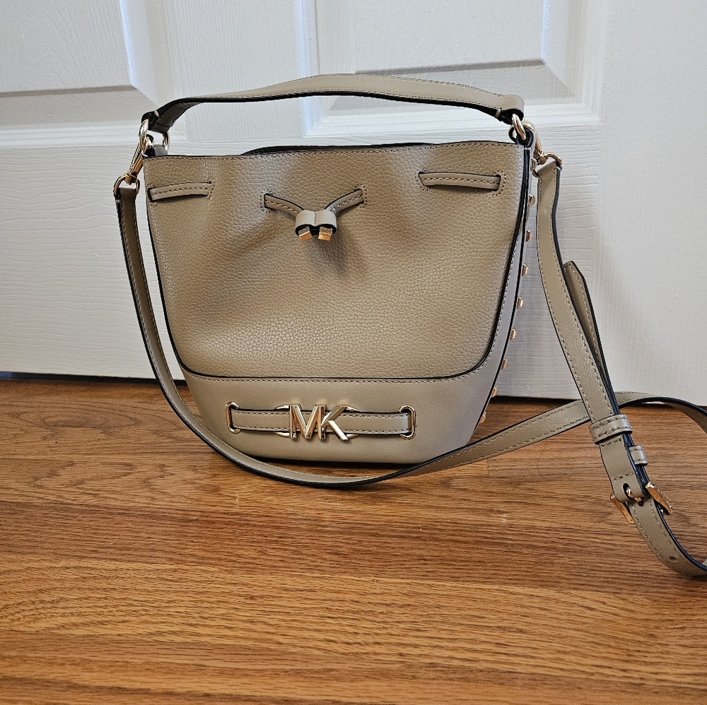 ✨️ Michael Kors Purse. MD Belt Bucket Messenger Leather in Camel.